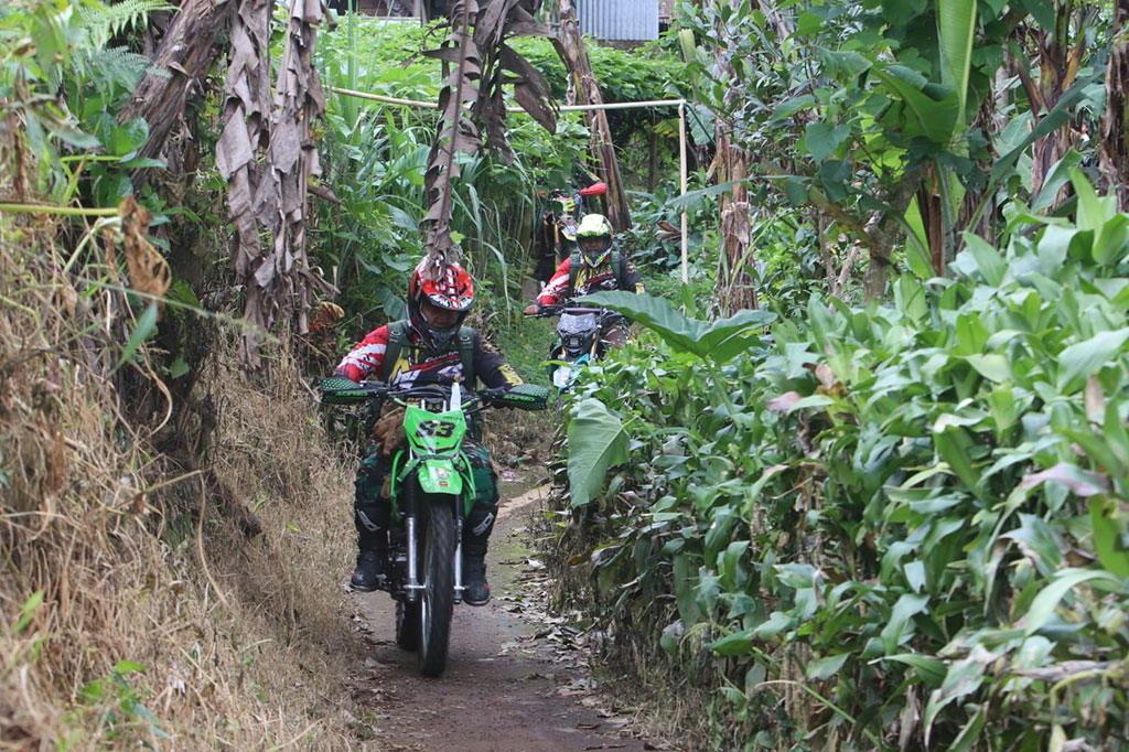 Menempuh jarak sejauh kurang lebih 10km dari Posko Kopassus serta melewati jalanan yang rusak dan terjal, kelompok trail Kopassus menuju titik pertama yang berada di Kampung Ngalindung, Desa Ngalindung, Kecamatan Cugenang. Terdapat kurang lebih 600 jiwa berada di pengungsian tersebut dengan kondisi yang memprihatinkan. 