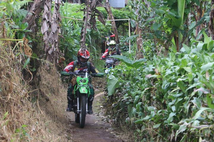 Menempuh jarak sejauh kurang lebih 10km dari Posko Kopassus serta melewati jalanan yang rusak dan terjal, kelompok trail Kopassus menuju titik pertama yang berada di Kampung Ngalindung, Desa Ngalindung, Kecamatan Cugenang. Terdapat kurang lebih 600 jiwa berada di pengungsian tersebut dengan kondisi yang memprihatinkan. 
