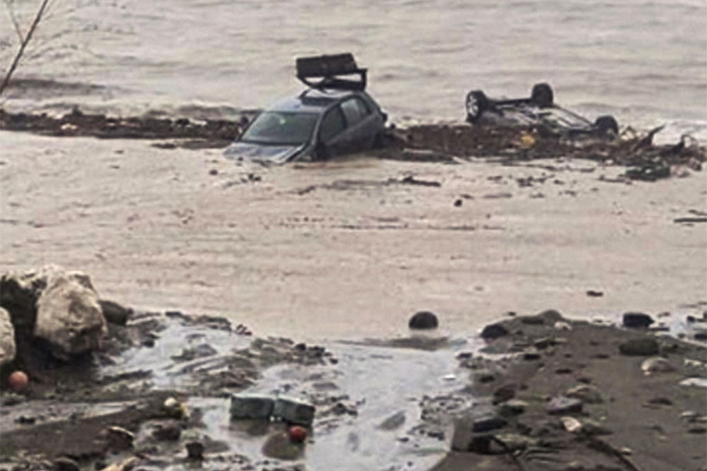 Gelombang lumpur dan puing -puing menyapu bukit di kota kecil Casamicciola Terme pada Jumat dini hari, menelan setidaknya satu rumah dan menyapu mobil ke laut.