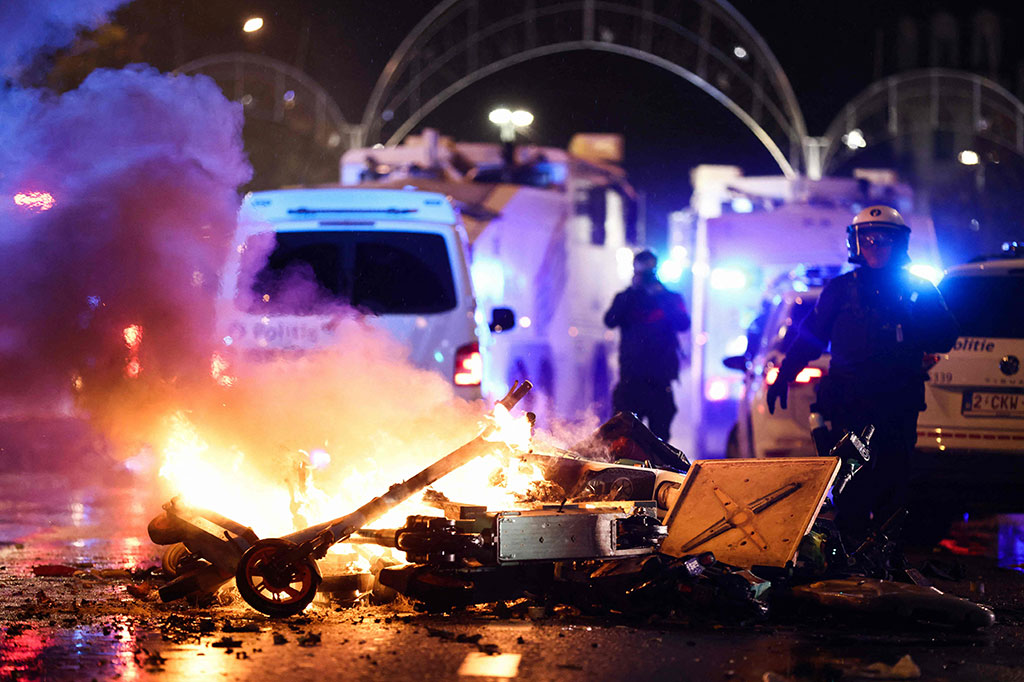 Polisi menggunakan meriam air dan gas air mata untuk membubarkan sekelompok fans sepak bola yang anarkis di pusat kota Brussel, Minggu, 27 November 2022 waktu setempat, menyusul kekalahan mengejutkan Belgia oleh Maroko dengan skor 0-2 di Piala Dunia 2022 Qatar.