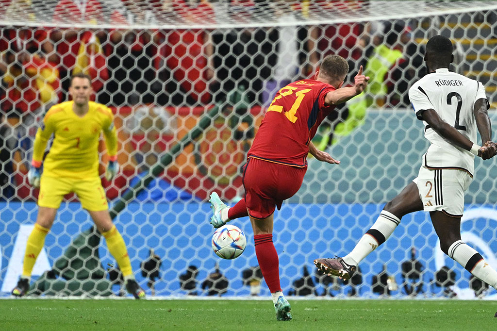 Spanyol lebih mendominasi penguasaan bola dan menciptakan peluang pertama pada menit ke-7. Permainan umpan pendek di sisi kiri diakhiri sepakan Dani Olmo dari luar kotak penalti, tetapi sayangnya bola masih bisa ditepis Manuel Neuer sebelum menghantam tiang gawang.