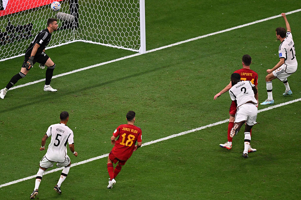 Jerman sempat menjebol gawang Spanyol pada menit ke-40 lewat sundulan Antonio Rudiger. Tetapi gol itu dianulir wasit karena berbau offside. Tidak ada gol yang diciptakan di babak pertama.