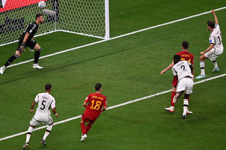 Jerman sempat menjebol gawang Spanyol pada menit ke-40 lewat sundulan Antonio Rudiger. Tetapi gol itu dianulir wasit karena berbau offside. Tidak ada gol yang diciptakan di babak pertama.