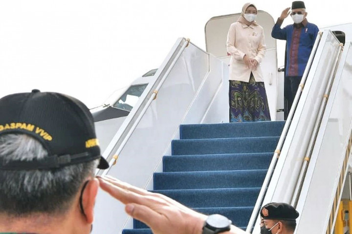 Menggunakan pesawat Khusus Kepresidenan Boeing 737-400 TNI AU, Wapres, Ibu Wury Ma'ruf Amin, dan rombongan terbatas berangkat dari Pangkalan Udara TNI AU Halim Perdanakusumah Jakarta menuju Bandar Udara Internasional Sentani Jayapura, Papua pada pukul 08.00 WIB. Pesawat terlebih dulu transit di Bandara Internasional Pattimura Ambon, Maluku.