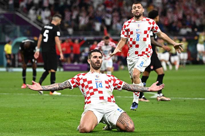 Marko Livaja kemudian berhasil membalikkan keunggulan untuk runner-up Piala Dunia 2018 itu sebelum turun minum.