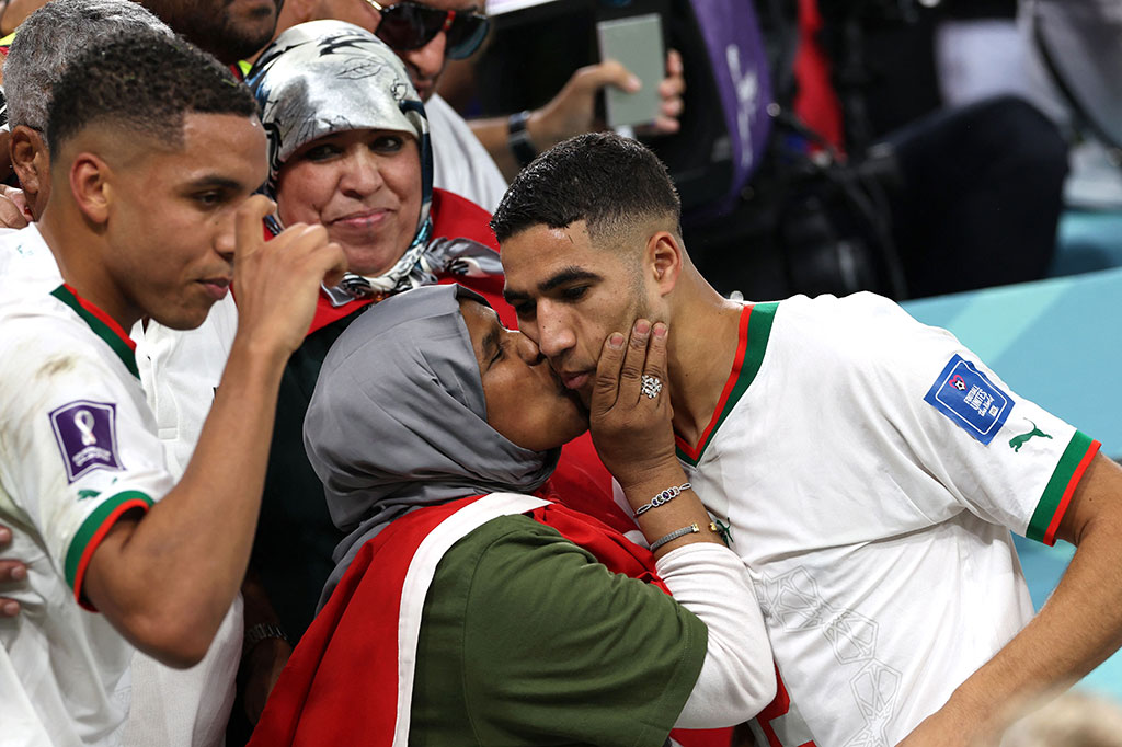 Achraf Hakimi yang emosional terlihat menghampiri ibunya Saida Mou di tribun dan memeluknya. Saida Mou kemudian mencium pipi putranya tersebut.