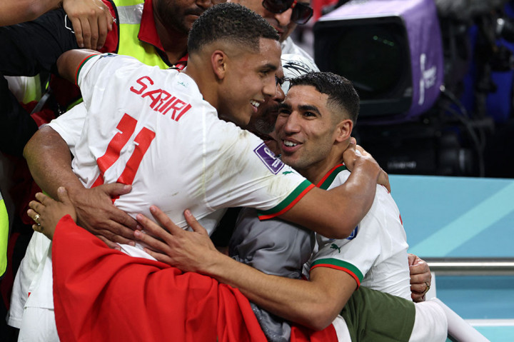 Pemain PSG, yang memulai dengan Real Madrid dan kemudian pindah ke Inter Milan, berlari ke tribun setelah pertandingan usai. Dia juga menyerahkan jerseynya kepada ibunya. Video dan foto-foto adegan emosional tersebut menjadi viral di seluruh internet. Hakimi sendiri berbagi foto di Twitter.