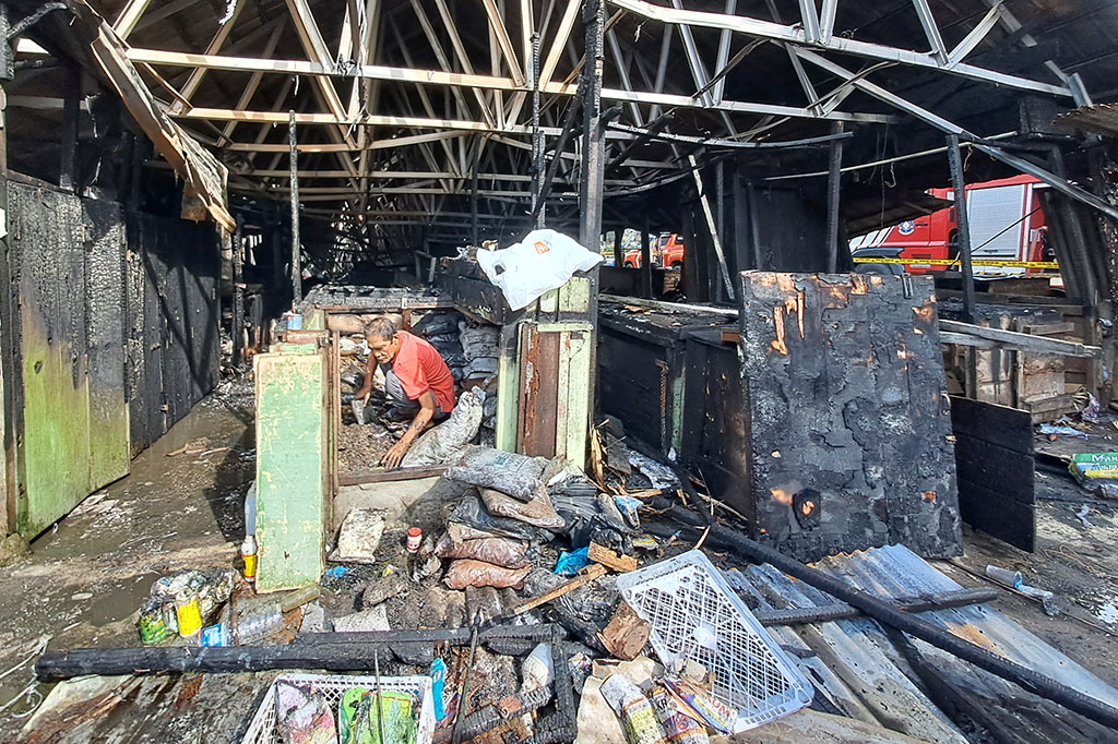 Pedagang berusaha mengais sisa-sisa kebakaran di Pasar Cinde, Palembang, Sumatra Selatan, Senin, 28 November 2022. Tercatat sebanyak 40 lapak pedagang di Pasar Cinde Palembang ludes karena kebakaran hebat yang terjadi pada Minggu, 27 November 2022 pukul 23.30 WIB.