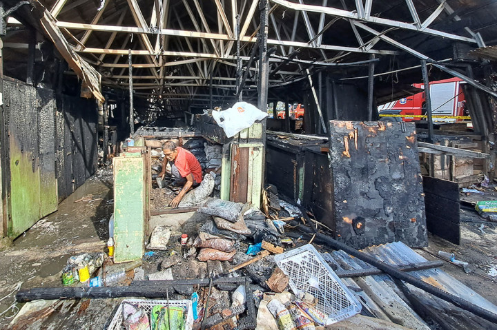 Pedagang berusaha mengais sisa-sisa kebakaran di Pasar Cinde, Palembang, Sumatra Selatan, Senin, 28 November 2022. Tercatat sebanyak 40 lapak pedagang di Pasar Cinde Palembang ludes karena kebakaran hebat yang terjadi pada Minggu, 27 November 2022 pukul 23.30 WIB.