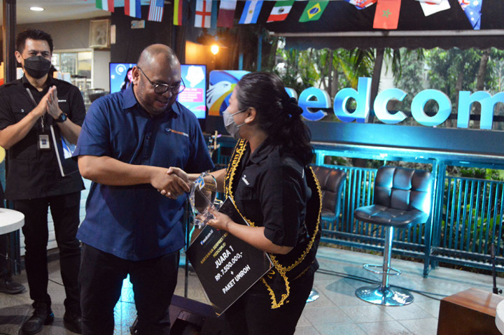 Selain potong kue, acara diisi dengan pengumuman karyawan terbaik Medcom