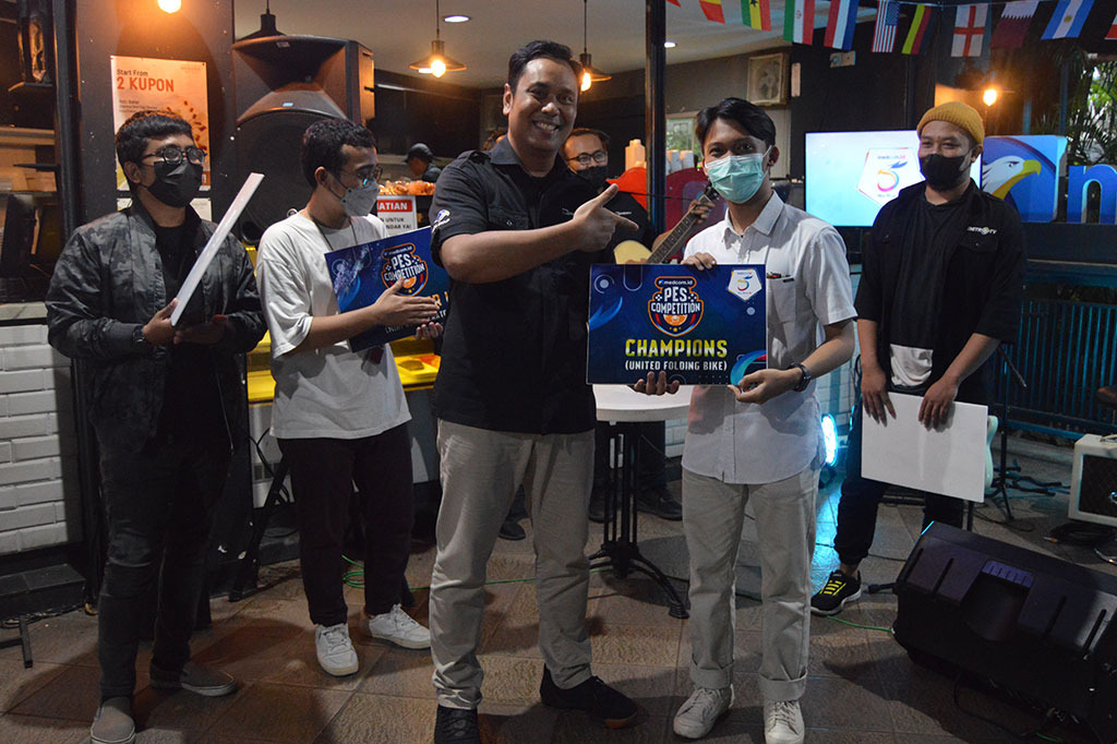 Acara juga diisi dengan penyerahan hadiah pemenang lomba PES competition.