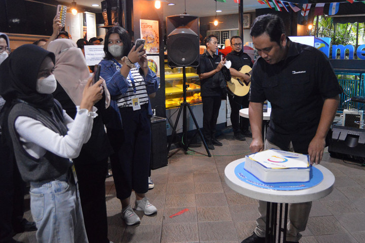 Hari ini, Senin, 28 November 2022 portal berita Medcom.id genap berusia lima tahun. Pada HUT ke-5 Medcom.id dengan tema 'Muda Memberi Arti' ini digelar syukuran sederhana di Analogy Pastry & Coffee, Gedung Media Group Network (MGN), Kedoya, Jakarta Barat.