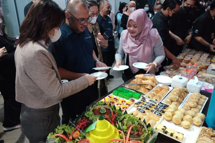 Acara ditutup dengan doa dan makan bersama.