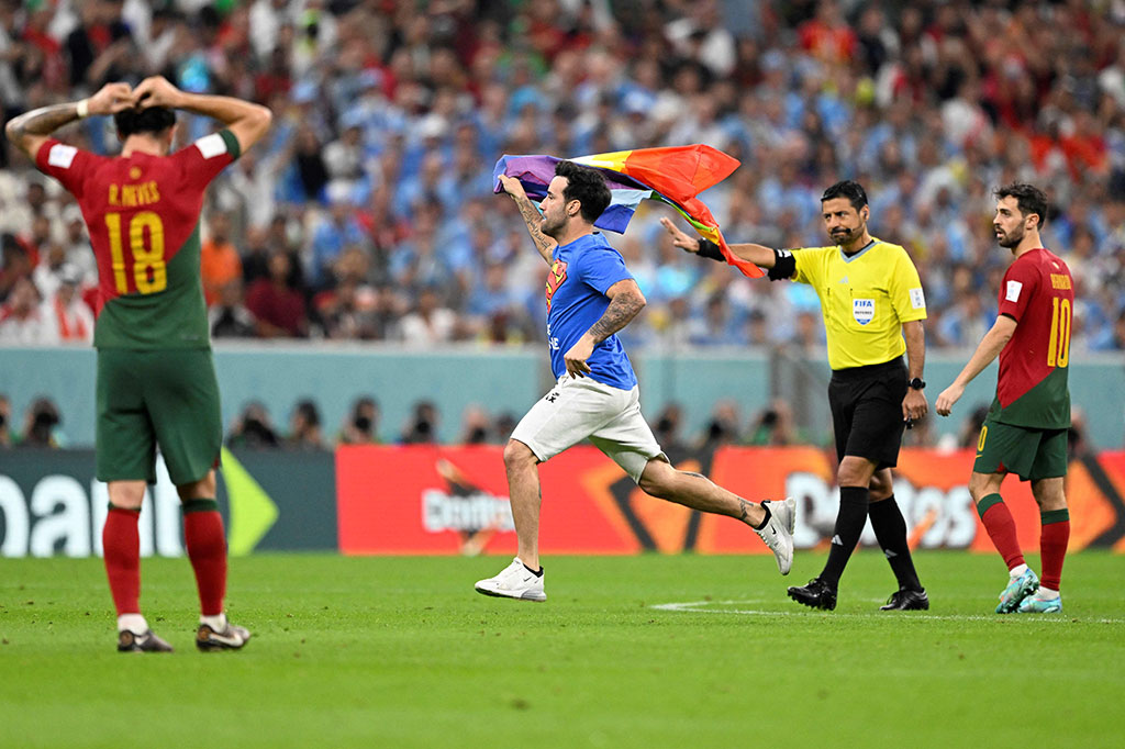 Dia telah melakukan protes serupa sebelumnya, termasuk di Piala Dunia 2014 di Brasil, di mana dia mengangkat isu anak-anak yang hidup dalam kemiskinan.