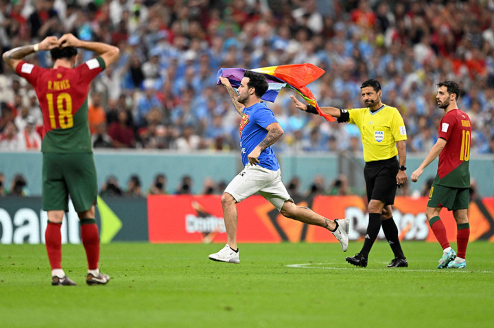 Dia telah melakukan protes serupa sebelumnya, termasuk di Piala Dunia 2014 di Brasil, di mana dia mengangkat isu anak-anak yang hidup dalam kemiskinan.