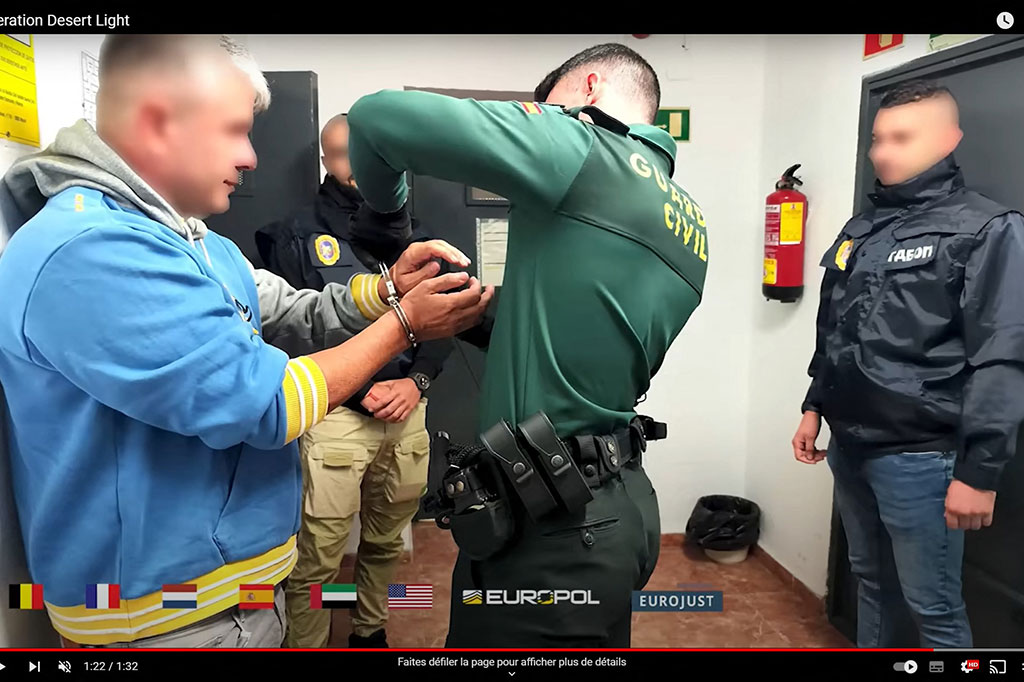 Polisi Sipil Guardia Spanyol menahan tersangka di tempat yang dirahasiakan di Spanyol, sebagai bagian dari penyelidikan kartel narkoba internasional.