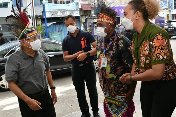 Di sela-sela kunjungan kerja ke Papua, Wapres Maruf Amin beserta Ibu Wury Ma'ruf Amin menyempatkan singgah di kedai Meja Kopi di Jayapura, sekaligus untuk menyapa Komunitas Kopi Papua, Selasa, 29 November 2022.