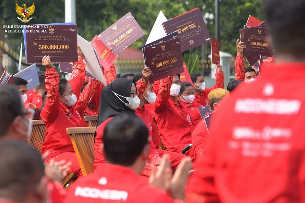 Presiden Joko Widodo (Jokowi) di halaman Istana Merdeka, Jakarta, Senin, 28 November 2022, memberikan apresiasi berupa bonus sebesar Rp309 miliar bagi para atlet Indonesia yang bertanding di ASEAN Paragames XI 2022 Surakarta.