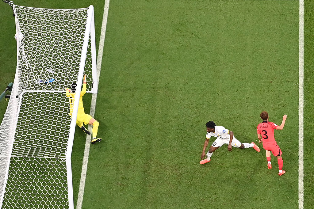 10 menit kemudian, Ghana menggandakan keunggulan. Kali ini berkat tandukan Mohammed Kudus setelah memanfaatkan umpan matang Jordan Ayew. Bola mengarah ke tiang jauh dengan mulus dan mengubah kedudukan menjadi 2-0. Tidak ada tambahan gol hingga babak pertama usai.