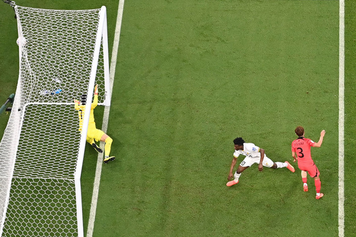 10 menit kemudian, Ghana menggandakan keunggulan. Kali ini berkat tandukan Mohammed Kudus setelah memanfaatkan umpan matang Jordan Ayew. Bola mengarah ke tiang jauh dengan mulus dan mengubah kedudukan menjadi 2-0. Tidak ada tambahan gol hingga babak pertama usai.