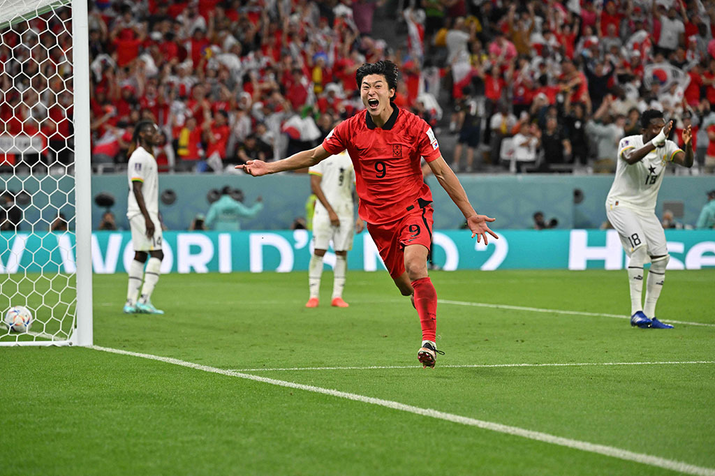 Selepas jeda, Korea Selatan langsung tampil agresif dan menekan Ghana demi mencetak gol untuk memperkecil ketertinggalan. Usaha Ksatria Taegeuk membuahkan hasil pada menit ke-58. Cho Gue-Sung sukses menjebol gawang Ghana dengan sundulannya setelah memanfaatkan umpan Lee Kang-in. Skor menjadi 1-2.