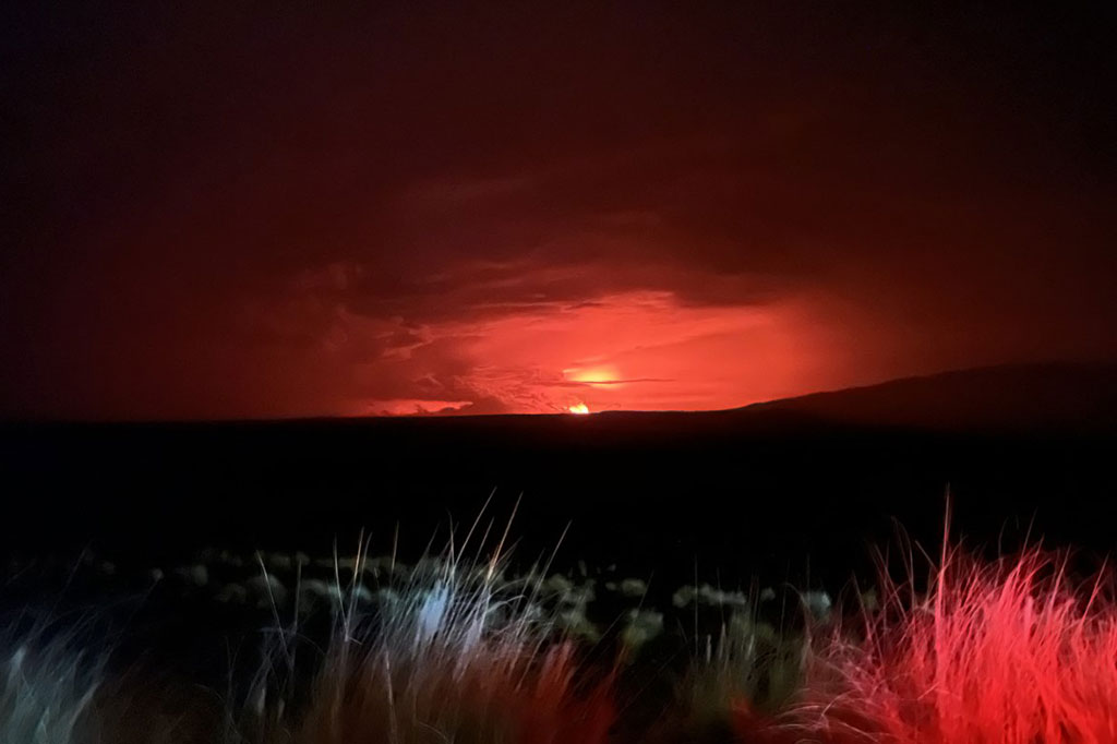 Mauna Loa, gunung berapi aktif terbesar di dunia yang terletak di Hawaii, meletus untuk pertama kalinya dalam hampir 40 tahun, Senin, 28 November 2022 waktu setempat.