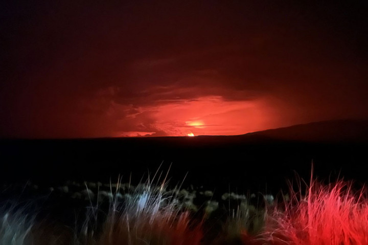 Mauna Loa, gunung berapi aktif terbesar di dunia yang terletak di Hawaii, meletus untuk pertama kalinya dalam hampir 40 tahun, Senin, 28 November 2022 waktu setempat.