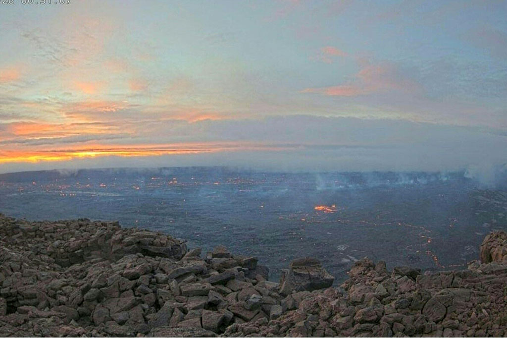 USGS mengatakan Observatorium Gunung Api Hawaii sedang berkonsultasi dengan personel manajemen darurat dan stafnya untuk melakukan pengintaian udara di atas gunung berapi setinggi 13.674 kaki (4.168 meter) tersebut sesegera mungkin.