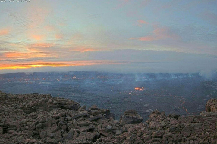 USGS mengatakan Observatorium Gunung Api Hawaii sedang berkonsultasi dengan personel manajemen darurat dan stafnya untuk melakukan pengintaian udara di atas gunung berapi setinggi 13.674 kaki (4.168 meter) tersebut sesegera mungkin.