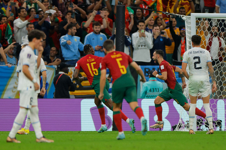 Gelandang Manchester United Bruno Fernandes menjadi pahlawan bagi Portugal di pertandingan ini dengan mencetak dua gol di babak kedua, salah satunya melalui eksekusi penalti.  