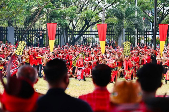 Ia mengingatkan agar perbedaan suku atau subsuku dijadikan sebuah kekuatan bangsa. Jokowi mengaku senang melihat peserta TBBR mau merawat budaya Dayak yang merupakan budaya bangsa. Jokowi menyampaikan budaya bangsa tidak boleh dilupakan dan harus dirawat bersama dengan baik. 