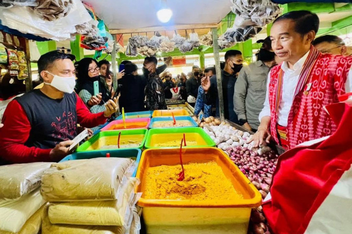 Presiden Joko Widodo mengecek harga bahan pangan dan menyerahkan bantuan berupa tambahan modal kerja bagi para pedagang di Pasar Kemuning, Pontianak, Kalimantan Barat, Selasa, 29 November 2022.