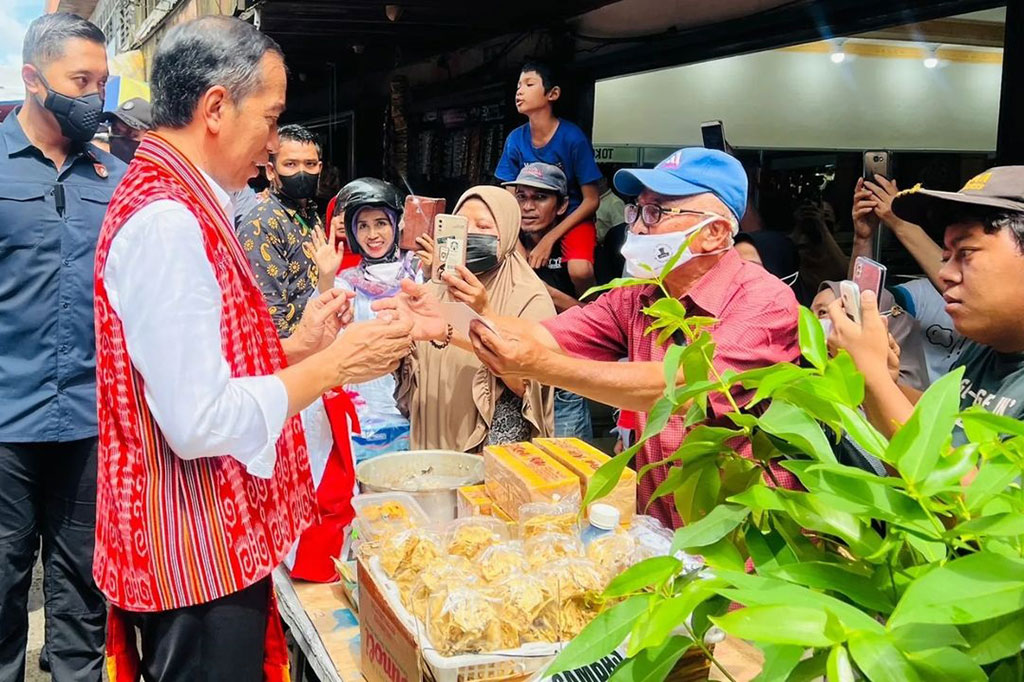 Di Pontianak, Presiden mengapresiasi kerja pemerintah daerah yang baik dalam mengendalikan inflasi di daerah. Hal tersebut terlihat dari harga bahan pangan, seperti bawang merah dan bawang putih, yang menurun; serta harga minyak goreng yang stabil di pasaran.