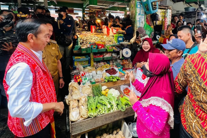 Dia juga menjelaskan bahwa kenaikan harga barang dan jasa menjadi masalah yang dihadapi semua negara. Oleh karena itu, dia mendorong jajaran pemerintah daerah dapat berkoordinasi dan bekerja bersama dengan Pemerintah pusat dalam mengendalikan inflasi.