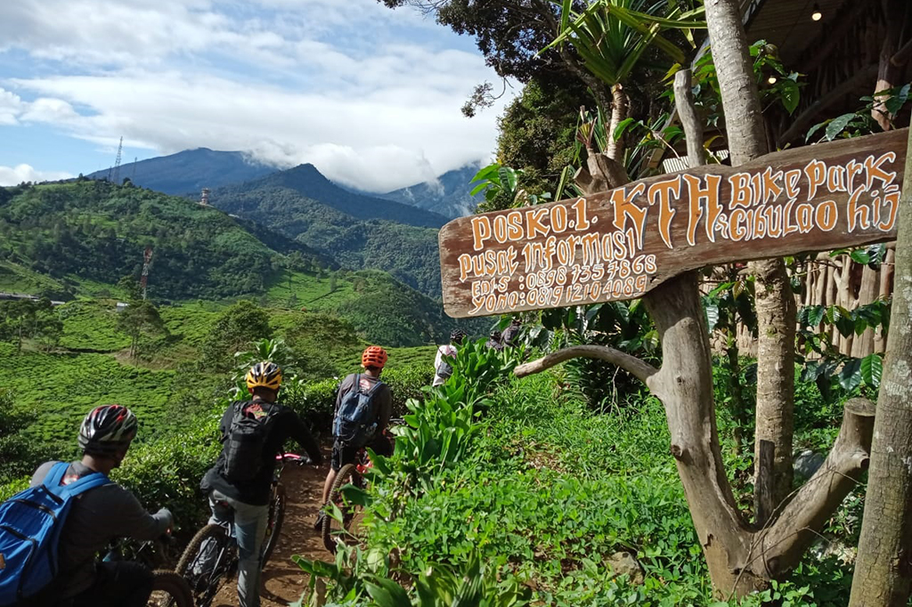 Bagi para pecinta sepeda khususnya sepeda gunung, tidak ada salahnya untuk mencoba track yang satu ini. Ya, namanya KTH Bike Park, yang terletak di daerah Puncak, Bogor, Jawa Barat.