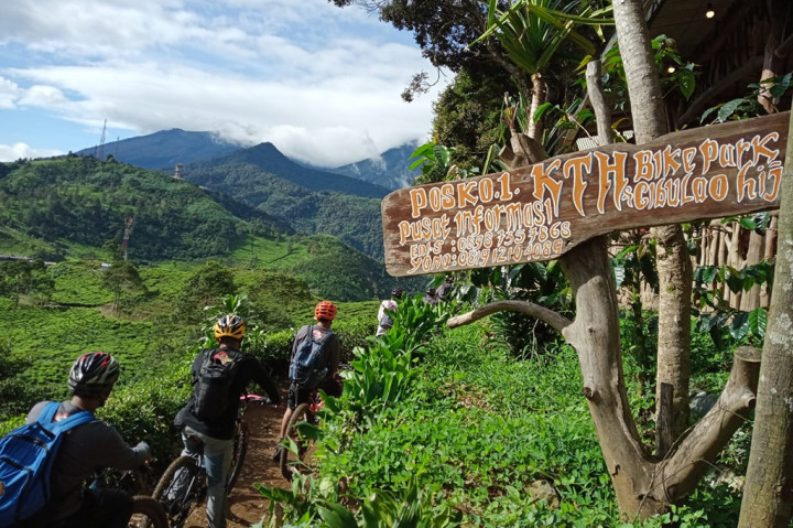 Bagi para pecinta sepeda khususnya sepeda gunung, tidak ada salahnya untuk mencoba track yang satu ini. Ya, namanya KTH Bike Park, yang terletak di daerah Puncak, Bogor, Jawa Barat.