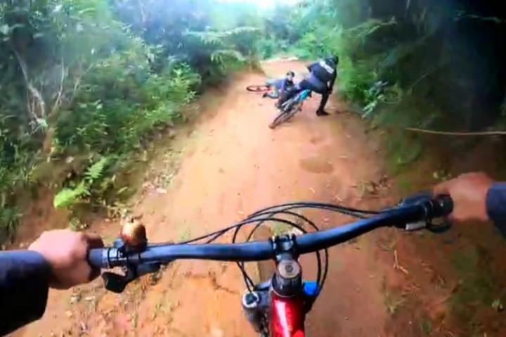 Sementara bagi yang hanya penikmat sepeda, gowes sambil dituntun tidak menjadi masalah, asalkan keselamatan diutamakan. Berbeda dengan mereka yang bernyali, jalur track KTH pun dilibas dengan santainya.