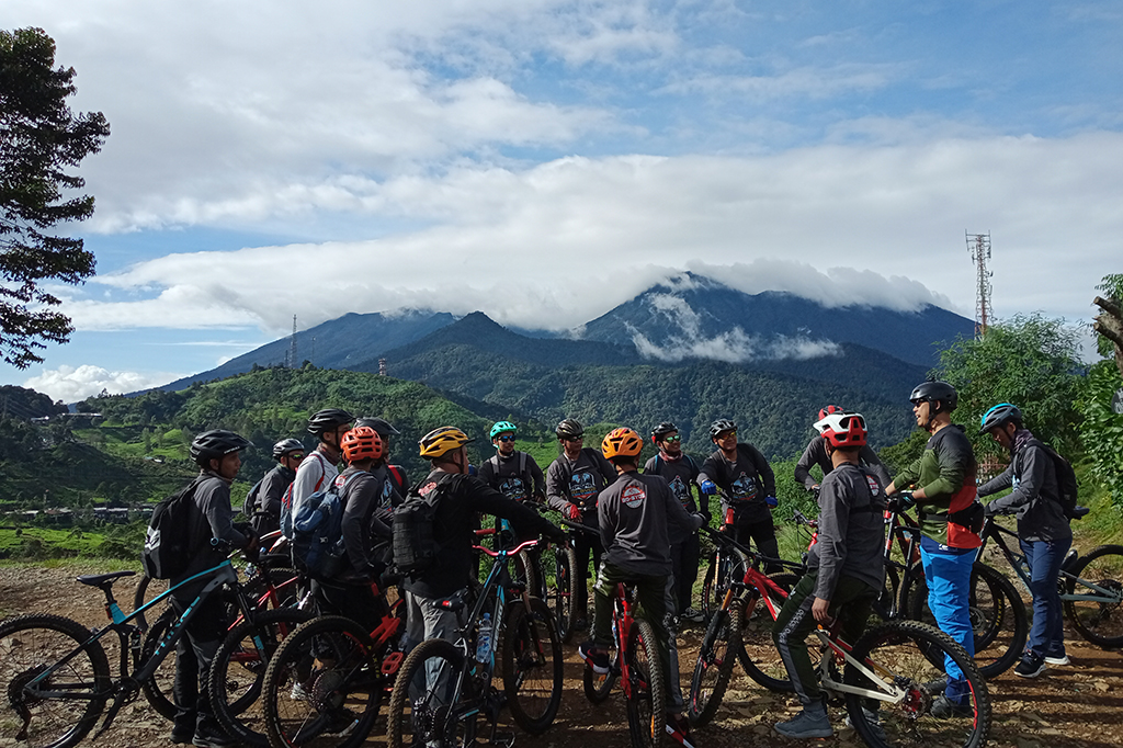 Hal ini mengundang minat para biker race untuk berdatangan. Pada hari Sabtu dan Minggu setiap pekannya, lokasi ini tidak pernah sepi dari para penggemar sepeda gunung. 