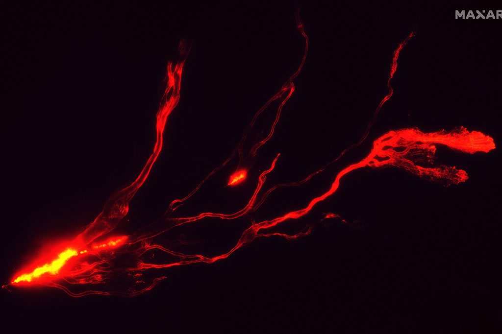 Awan uap dan asap yang luas mengepul ke langit dari gunung berapi yang membentuk setengah dari Pulau Besar Hawaii tersebut.