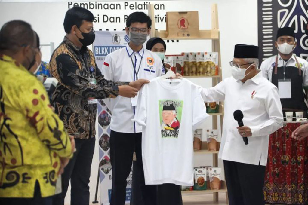 Melengkapi agenda kunjungan kerja di Jayapura, Provinsi Papua, Wapres Ma’ruf Amin berkesempatan meninjau pameran produk Balai Latihan Kerja (BLK) Komunitas binaan Kementerian Ketenagakerjaan, di Gedung Keuangan Negara, Jayapura, Selasam 29 November 2022.