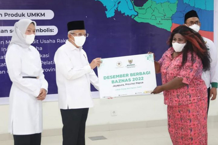 Selanjutnya, Wapres juga meninjau pameran produk UMKM binaan Bank Indonesia dan Kementerian Keuangan serta berdialog langsung dengan para pelaku UMKM untuk mendengarkan langsung berbagai pengalaman dan tantangan yang dihadapi.