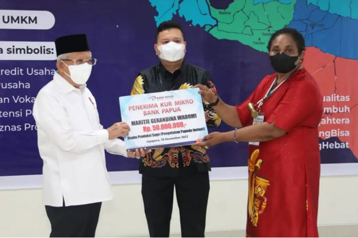 Pada kesempatan ini Wapres juga menyerahkan bantuan modal usaha berupa kredit usaha rakyat (KUR) dari Bank Papua, Bank Mandiri, BRI, dan BNI kepada para pelaku UMKM serta Bantuan Desember Berbagi BAZNAS Provinsi Papua untuk para pelaku usaha Orang Asli Papua (OAP), Nomor Induk Berusaha (NIB) kepada beberapa pelaku UMKM, Sertifikat kepada para peserta Pelatihan Vokasi Usaha Mikro Ekonomi Kreatif, dan Sertifikat Kompetensi Jam Pelatihan Non Boarding kepada peserta BLK Industri Provinsi Papua.