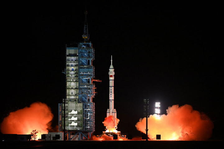 Tiongkok, Selasa, 29 November 2022 meluncurkan pesawat luar angkasa Shenzhou-15 yang membawa tiga astronauot ke stasiun luar angkasa Tiangong, tempat mereka akan menyelesaikan penyerahan awak pertama di negara itu di orbit.