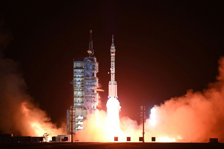 Ketiga astronaut meluncur dengan roket Long March-2F pada pukul 23:08 (1508 GMT) dari pusat peluncuran Jiuquan di gurun Gobi, Tiongkok barat laut, kata Xinhua, mengutip China Manned Space Administration (CMSA).
