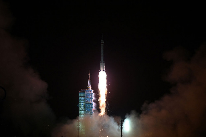 Roket yang membawa veteran Fei Junlong dan dua astronaut pertama kali Deng Qingming dan Zhang Lu berhasil berlabuh di Tiangok, Rabu, 30 November 2022 pagi.