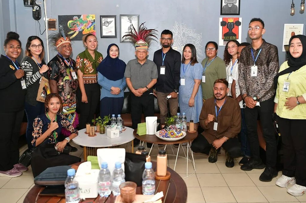 Wakil Presiden (Wapres) Ma'ruf Amin menginginkan agar kopi Papua dapat menjadi produk unggulan dari Indonesia yang mendunia. Wapres menyampaikan hal tersebut saat menyambangi kedai kopi Meja Kopi di Jayapura, Papua, Selasa, 29 November 2022.