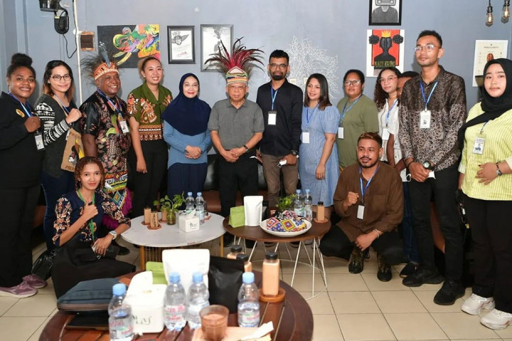 Wakil Presiden (Wapres) Ma'ruf Amin menginginkan agar kopi Papua dapat menjadi produk unggulan dari Indonesia yang mendunia. Wapres menyampaikan hal tersebut saat menyambangi kedai kopi Meja Kopi di Jayapura, Papua, Selasa, 29 November 2022.