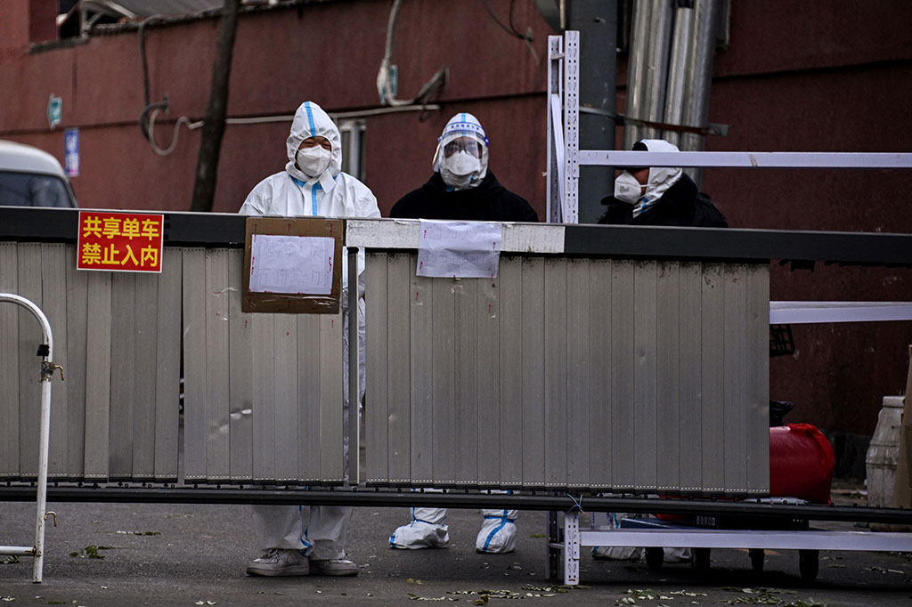 Otoritas kesehatan Kota Beijing memangkas masa berlaku hasil tes negatif covid-19 setiap warga dari 72 jam menjadi 48 jam dengan menambah jumlah tempat tes PCR hingga merambah setiap kompleks permukiman.