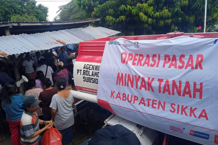 Untuk mendapatkan minyak tanah yang dijual dengan harga Rp4.000 per liter warga harus mengantre terlebih dahulu dan menunjukkan kartu Keluarga serta Kartu Tanda Penduduk (KTP). Namun ada sebagian warga kecewa karena tak kebagian meski telah lama menunggu.