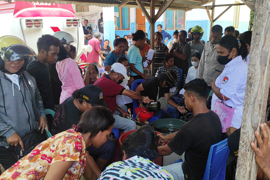 Warga yang berada di wilayah Kecamatan Alok, Kabupaten Sikka, Nusa Tenggara Timur berebut minyak tanah saat digelar operasi pasar yang dilakukan oleh Tim Pengendali Inflasi Daerah (TPID) Kabupaten Sikka bekerjasama dengan Bulog Cabang Maumere, Depot PT. Pertamina Maumere dan Distributor Minyak Tanah, di Kantor Kelurahan Kota Uneng, Rabu, 30 November 2022.